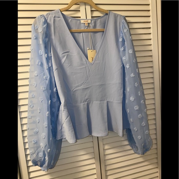 🔥Peach v-neck top.🔥 - Picture 2 of 5